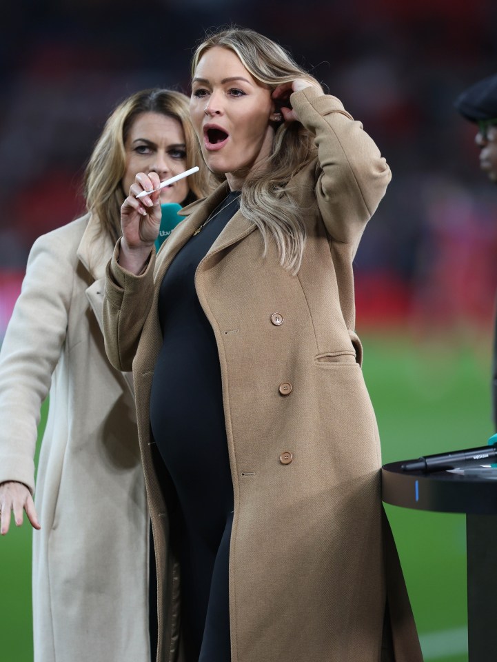 Laura Woods exibiu sua barriga florescente como apresentadora da ITV Sport