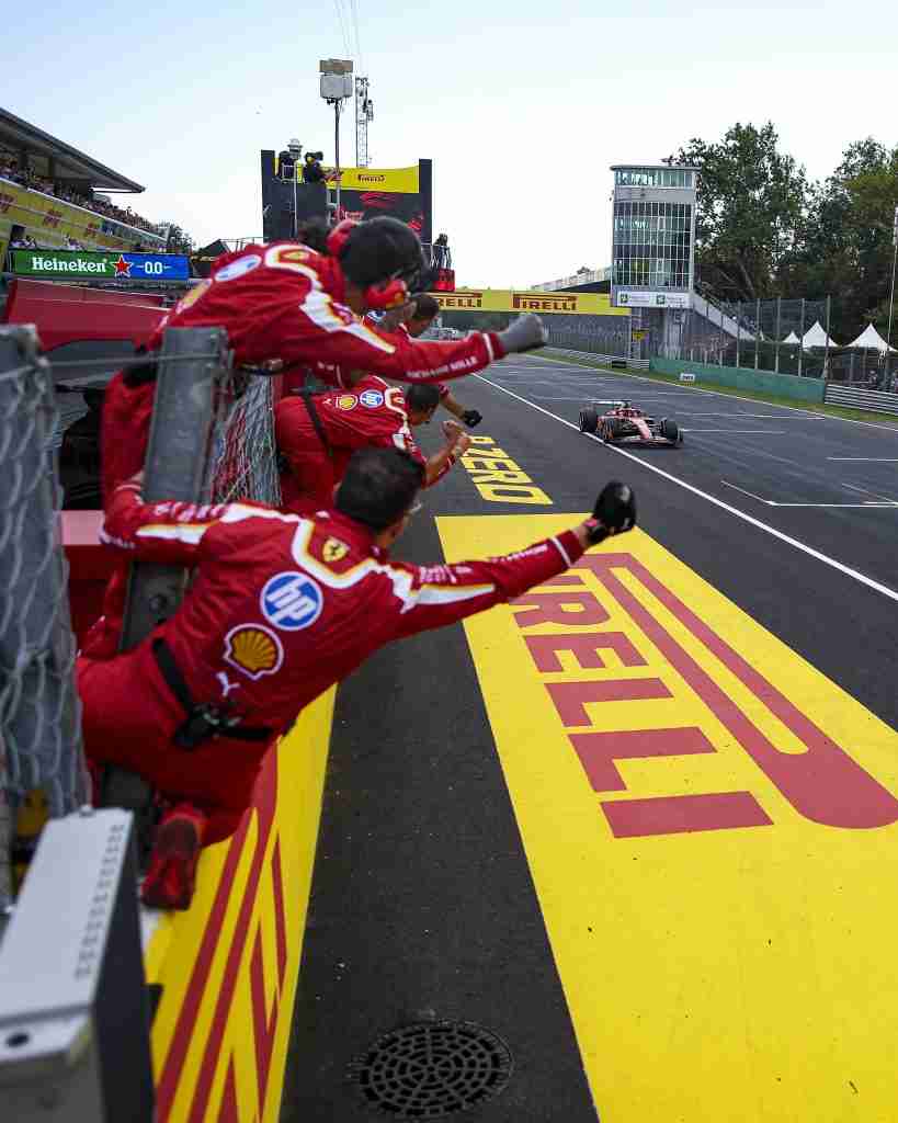 Carles Leclerc cruza a linha de chegada para vencer o GP da Itália de 2024 | Assessoria de Imprensa da Scuderia Ferrari