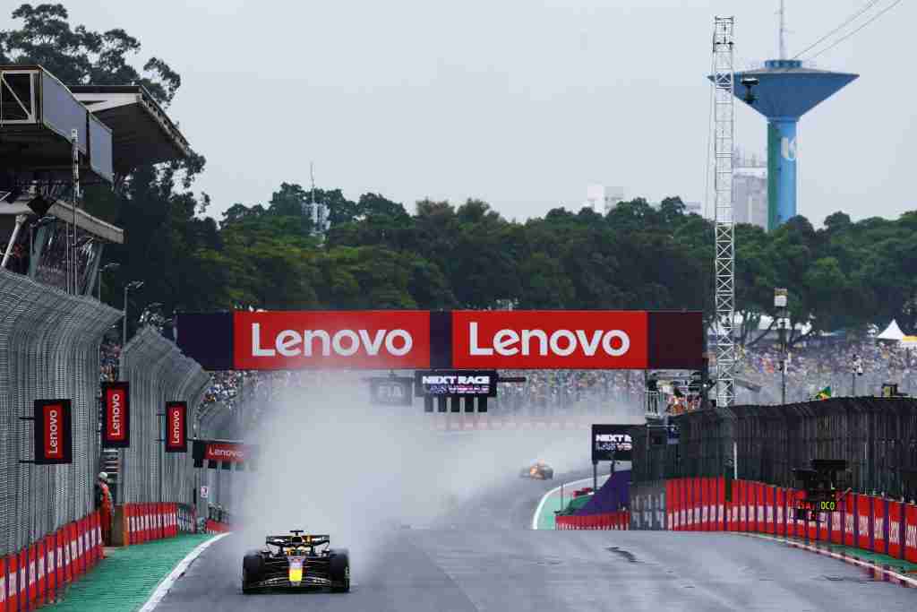 Max Verstappen na pista durante o Grande Prêmio do Brasil de 2024 | Conjunto de conteúdo Getty Images / Red Bull