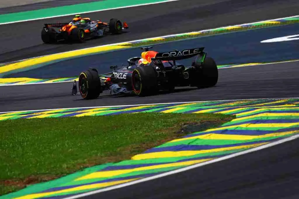 Max Verstappen na pista durante o GP do Brasil Sprint de 2024 | Conjunto de conteúdo Getty Images / Red Bull