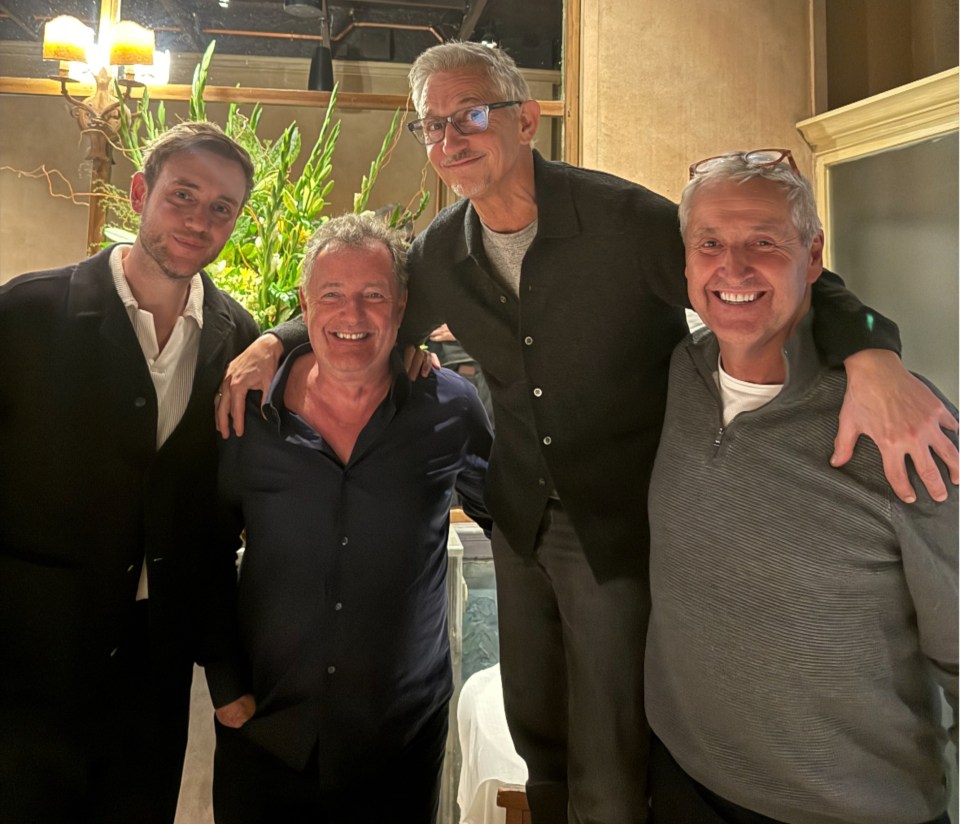 Piers jantando com Stuart Broad, Gary Lineker e Mark Austin