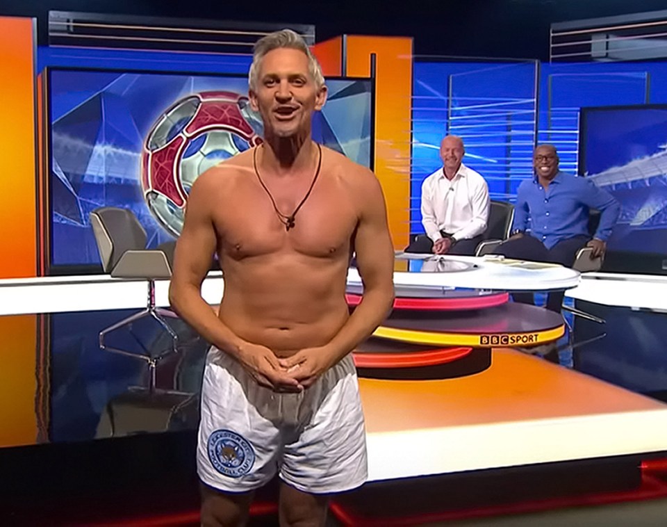 Gary Lineker apresentou o primeiro MOTD da nova temporada em suas calças estampadas do Leicester City depois que seu ex-clube conquistou o título em 2016