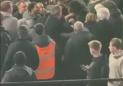 Torcedores no Estádio de Londres foram vistos envolvidos em uma discussão acalorada