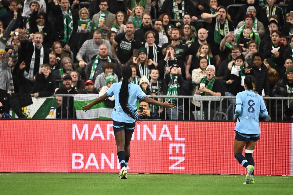 Khadija Shaw foi atingida por um projétil enquanto comemorava seu primeiro gol