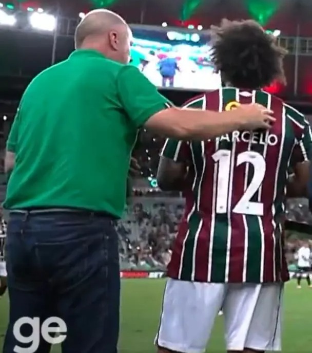 Marcelo recebeu instruções do técnico Mano Menezes, mas parecia discordar de seu treinador