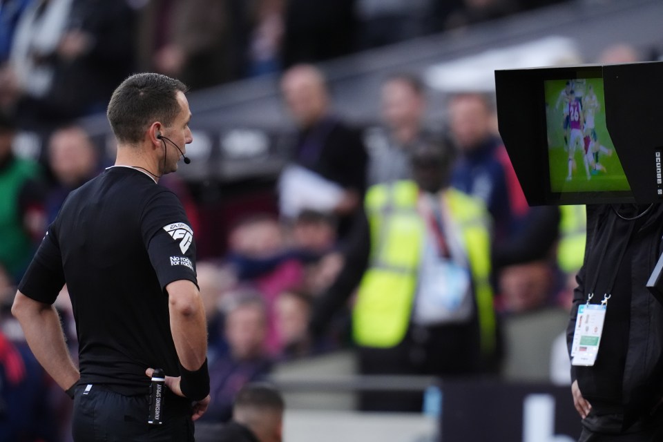 O VAR cometeu apenas três erros nos primeiros 100 jogos da Premier League da temporada