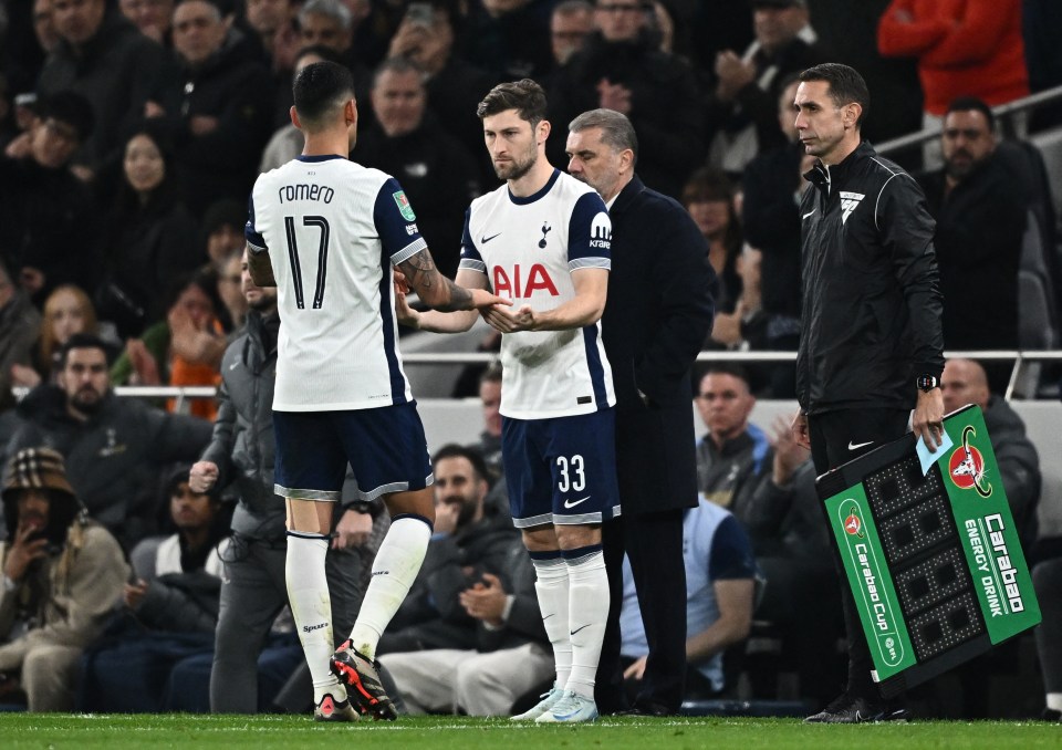 David Coote foi o quarto árbitro no confronto Spurs x Man City Carabao Cup do mês passado