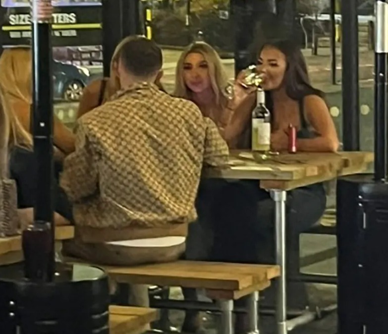 Kieran Trippier foi visto com um grupo de festeiras em um bar de Newcastle, que ouviam cada palavra sua