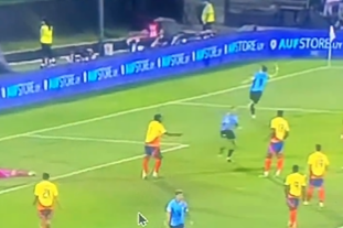 Darwin Nunez comemorou na frente de Yerry Mina após a vitória tardia do Uruguai