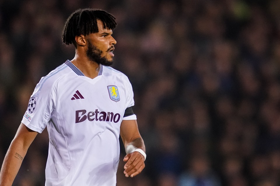 Tyrone Mings cometeu um erro calamitoso ao conceder um pênalti para o Aston Villa contra o Club Brugge