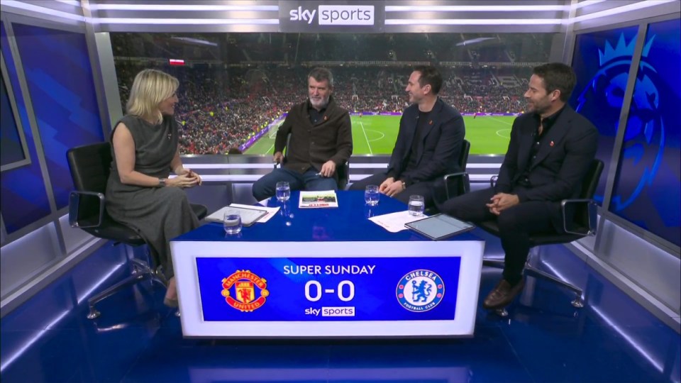 A apresentadora da Sky Sports, Kelly Cates, zomba do traje fashion de Roy Keane