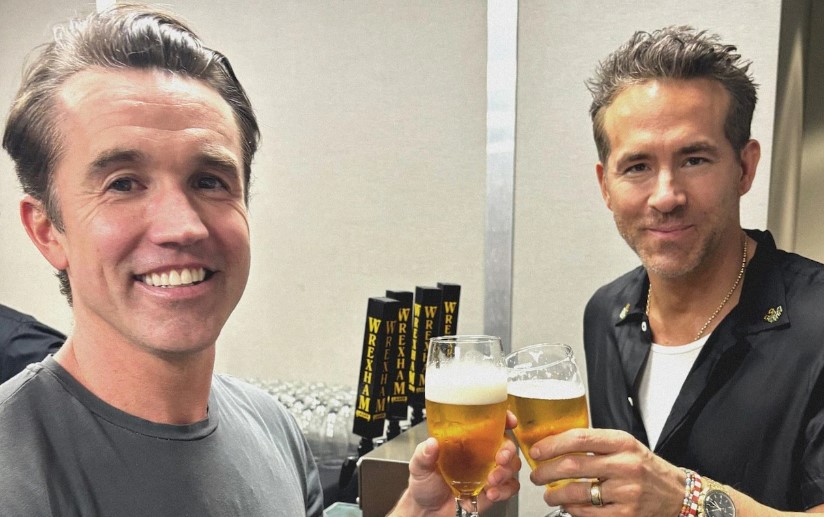 Os proprietários do Wrexham, Ryan Reynolds e Rob McElhenney, investiram na Wrexham Lager