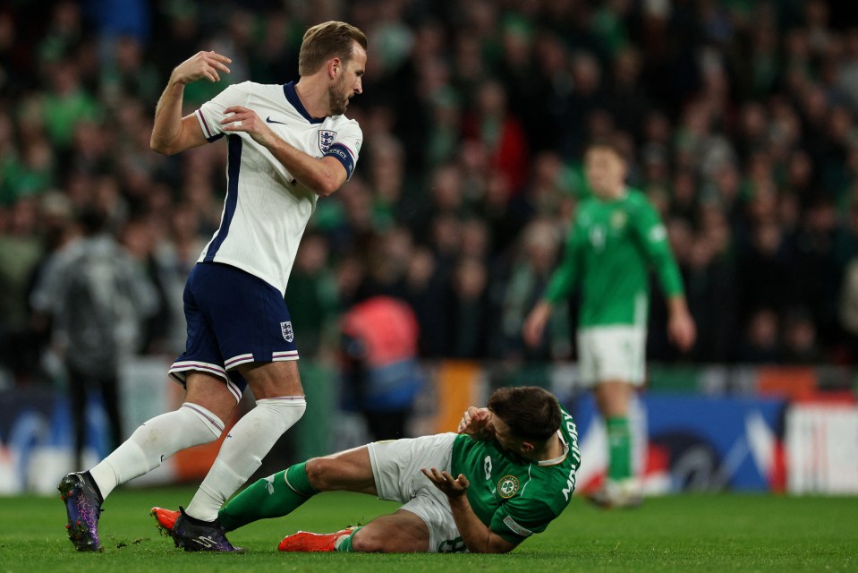 Harry Kane derrubou Jayson Molumby