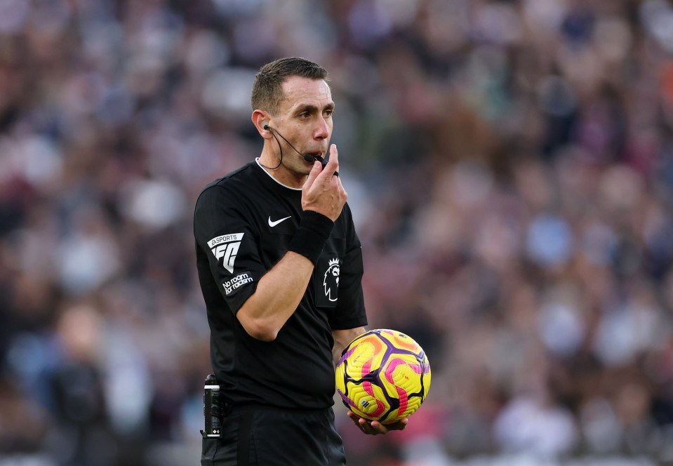 Surgiu um vídeo que parece mostrar o árbitro Prem David Coote batendo no Liverpool