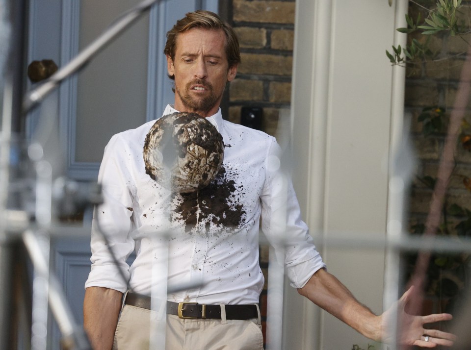 Peter Crouch foi fotografado enlameando uma camisa branca limpa enquanto controlava uma bola de futebol enlameada