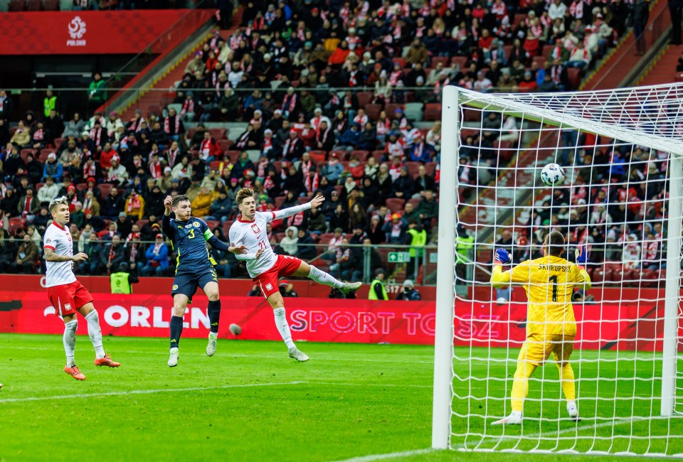 Andy Robertson cabeceou para vencer a partida pela Escócia