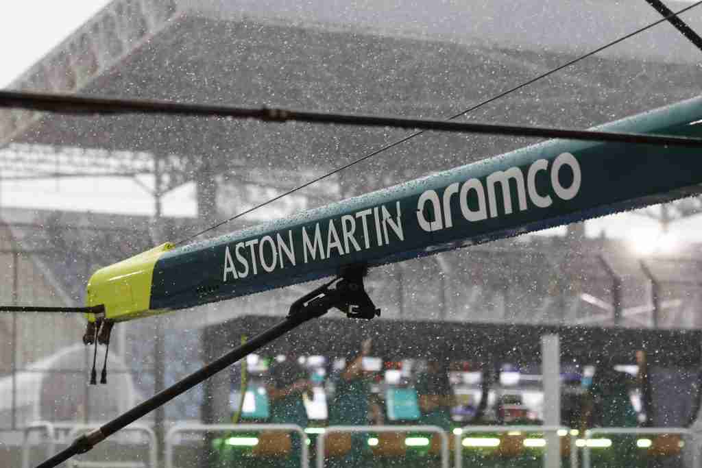 Chuva caindo no paddock da F1 antes da classificação para o GP do Brasil de 2024 | Equipe Aston Martin F1