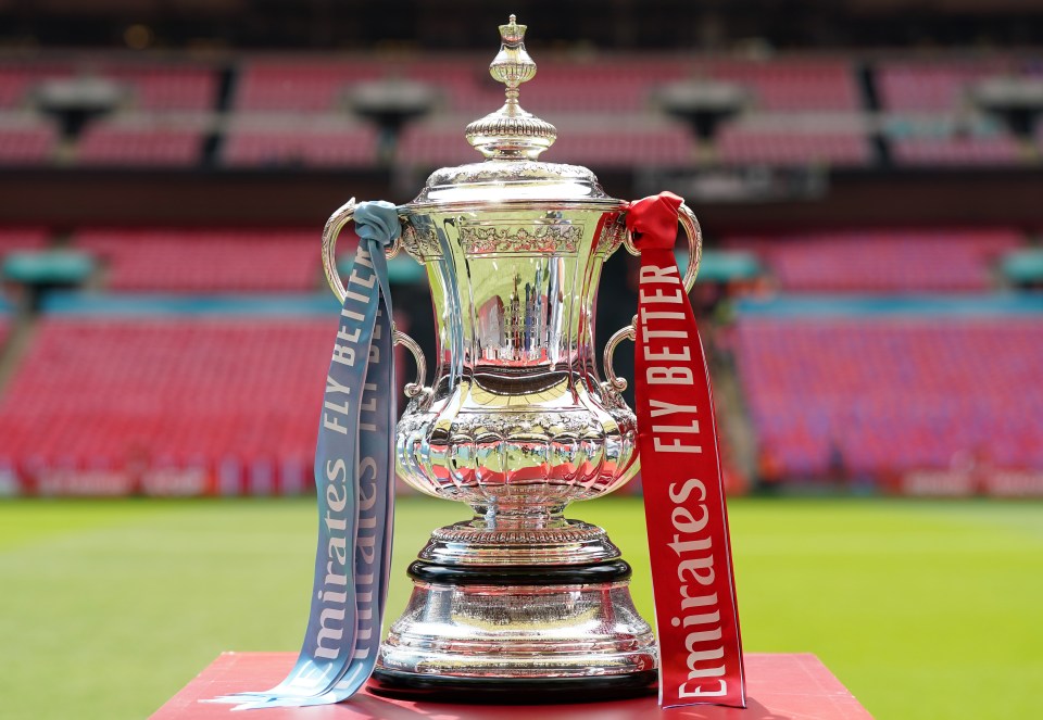 O troféu da FA Cup antes da final da temporada passada entre Manchester United e Manchester City.