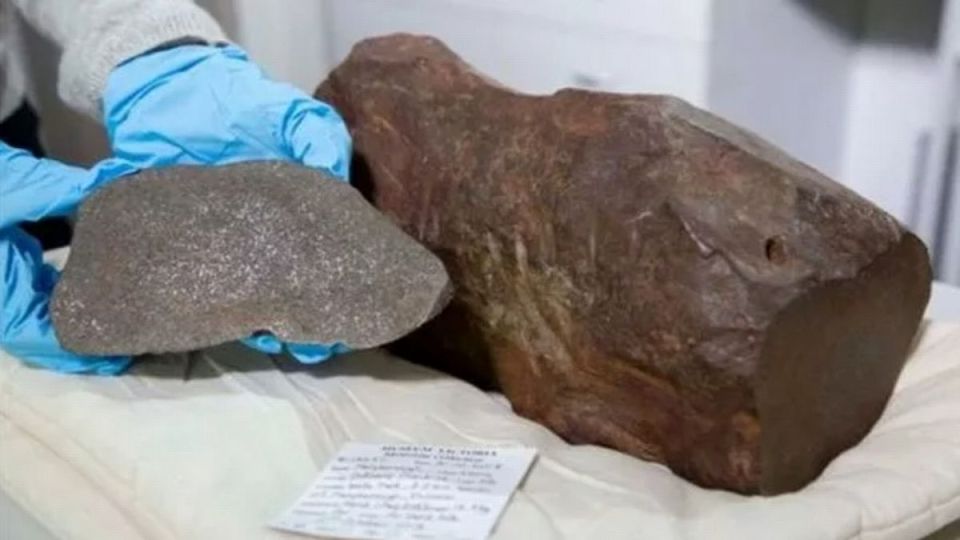 A rocha (à esquerda) acabou por ser um meteorito do espaço sideral