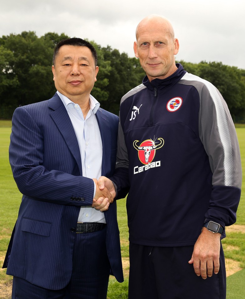 O proprietário do Reading, Dai Yongge (L), está tentando vender o clube