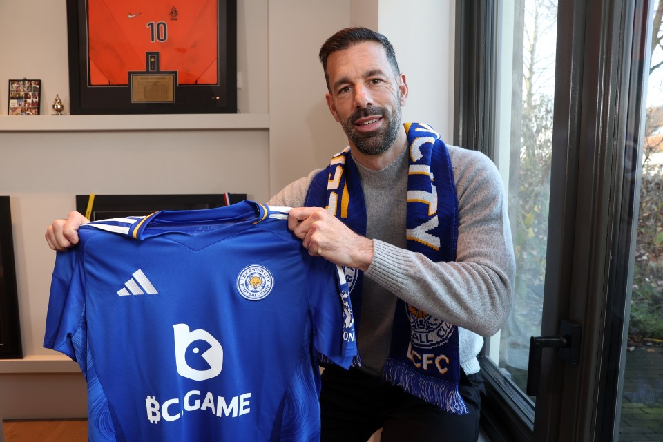 Ruud van Nistelrooy foi confirmado como novo técnico do Leicester