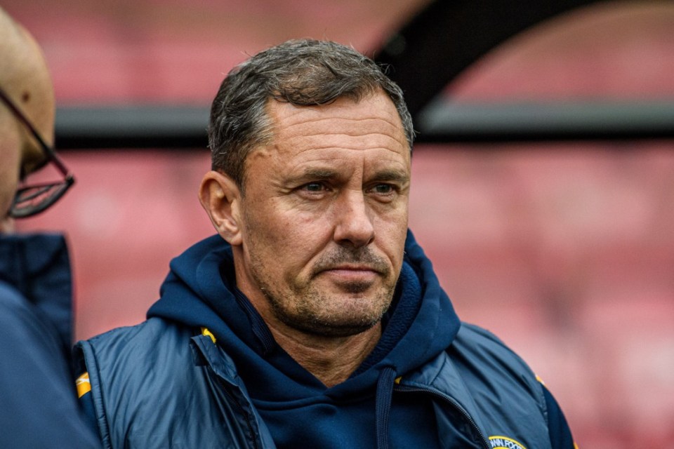 Paul Hurst foi demitido por Shrewsbury 10 meses após sua renomeação