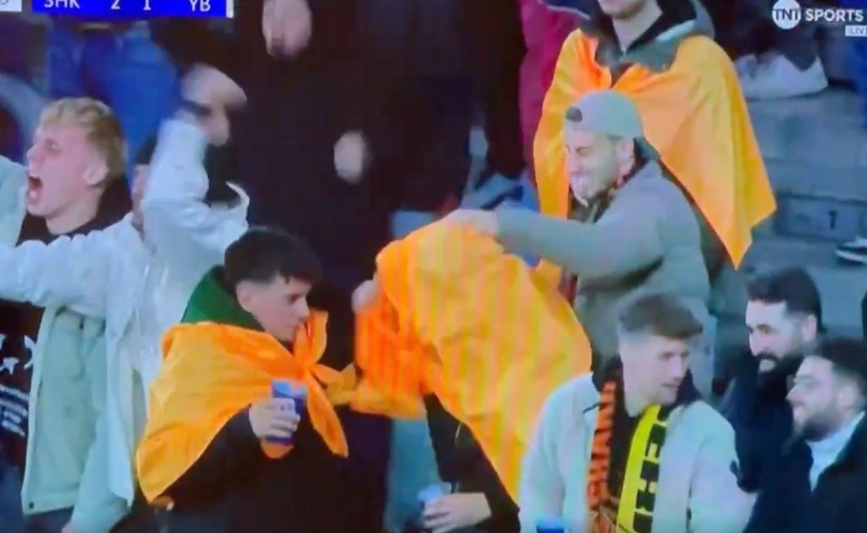 Um torcedor do Shakhtar Donetsk ficou perturbado ao ver sua cerveja ser derrubada de suas mãos