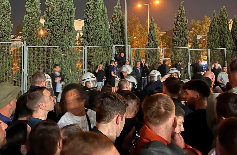 Policiais de choque do lado de fora do Estádio Olímpico de Atenas para a partida contra a Inglaterra