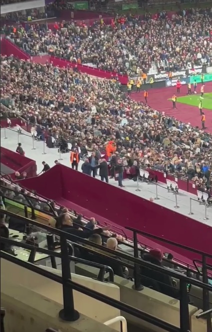 Torcedores do West Ham foram filmados saindo mais cedo após sofrer quatro gols contra o Arsenal