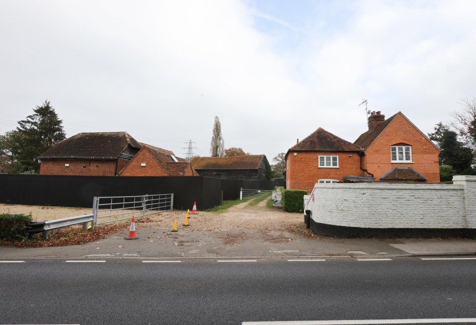 Os planos do Chelsea Football Club de demolir edifícios agrícolas (foto) em um estábulo em Surrey foram encerrados pelo conselho local