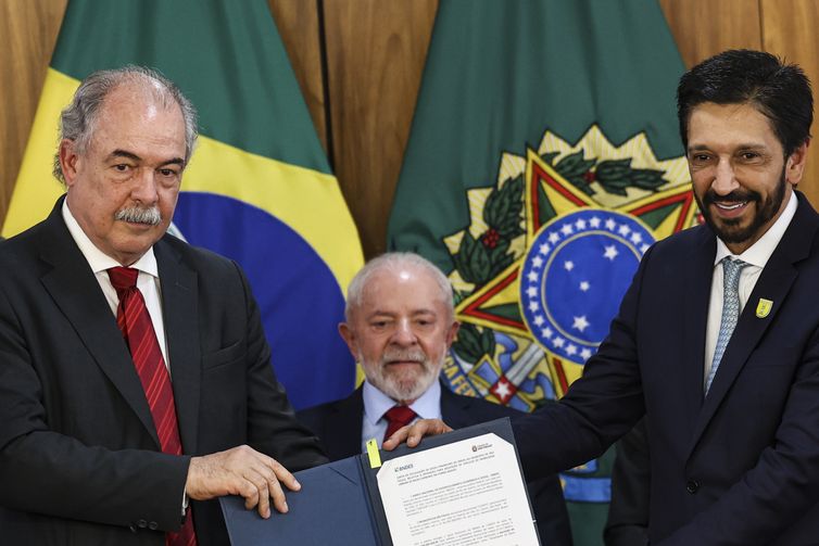 Brasília (DF), 29/11/2024 - O presidente do BNDES, Aloizio Mercadante, o presidente Luiz Inácio Lula da Silva, e o prefeito de São Paulo, Ricardo Nunes, durante cerimônia para assinatura de contratos de financiamento do BNDES para infraestrutura e mobilidade urbana de São Paulo. Foto: Marcelo Camargo/Agência Brasil