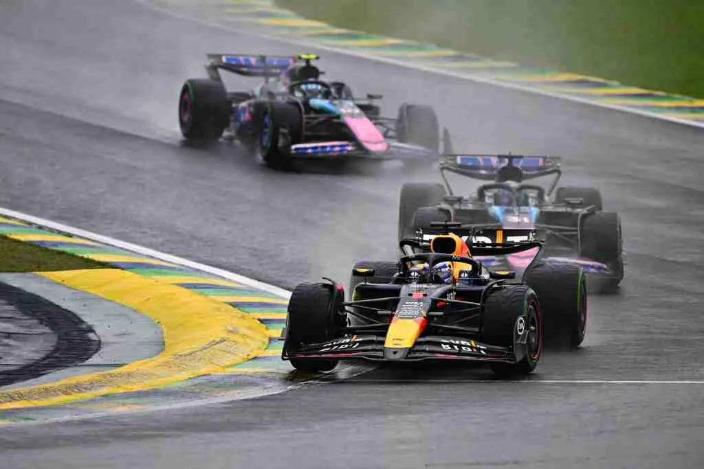 Max Verstappen lidera Esteban Ocon da Alpine durante o Grande Prêmio da Grã-Bretanha de 2024 | Conjunto de conteúdo Getty Images / Red Bull