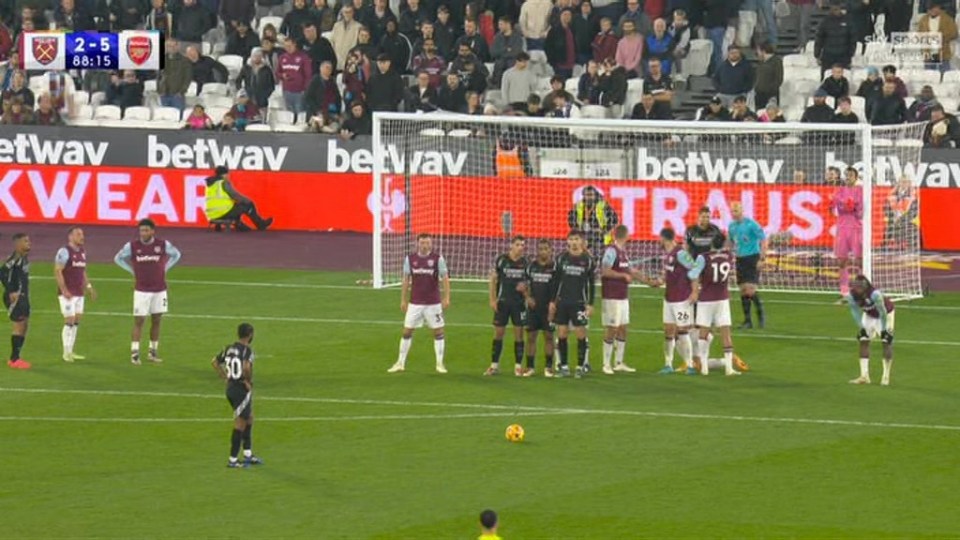 O meio-campista tentou distrair Lukasz Fabianski em cobrança de falta no final do jogo