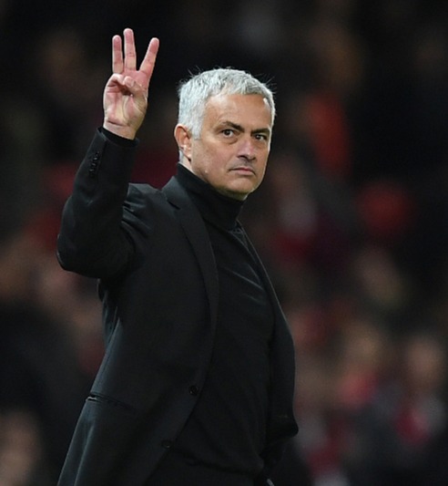 José Mourinho gesticula para os torcedores mostrarem seus três títulos da Premier League