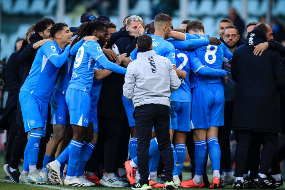 O escocês comemorou o gol da vitória com a equipe e a comissão técnica na linha lateral