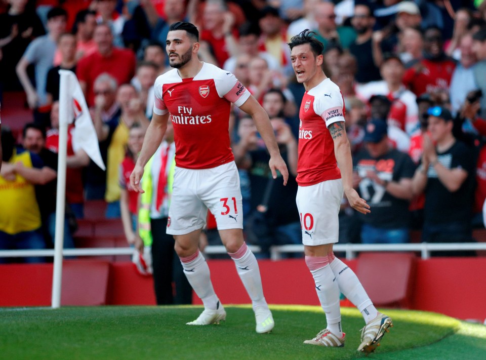 Sead Kolasinac, à esquerda, e Mesut Ozil em ação pelo Arsenal em 2019