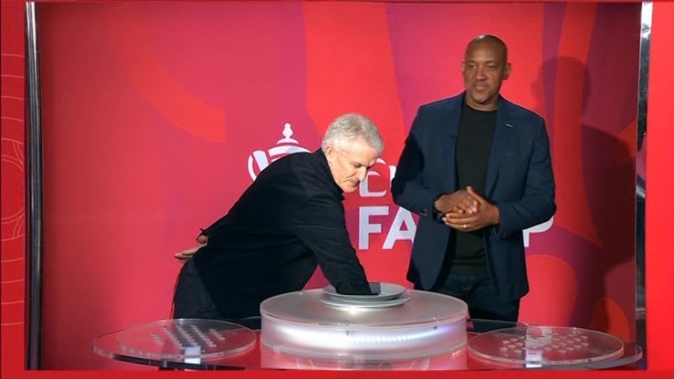 Mark Hughes e Dion Dublin fizeram as honras em Old Trafford