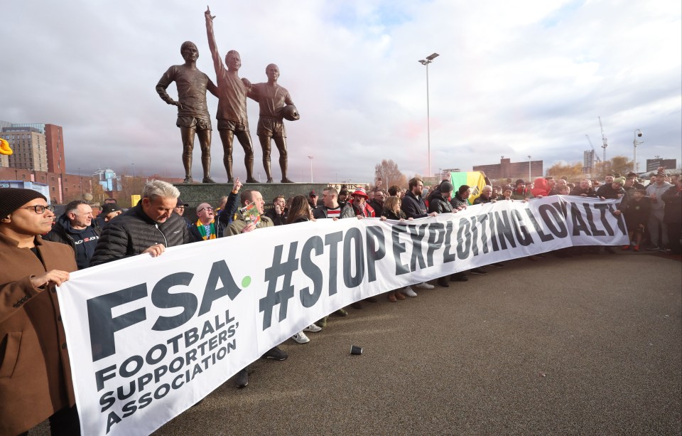 Os torcedores do Man Utd protestaram contra o aumento nos preços dos ingressos em Old Trafford antes do jogo de domingo