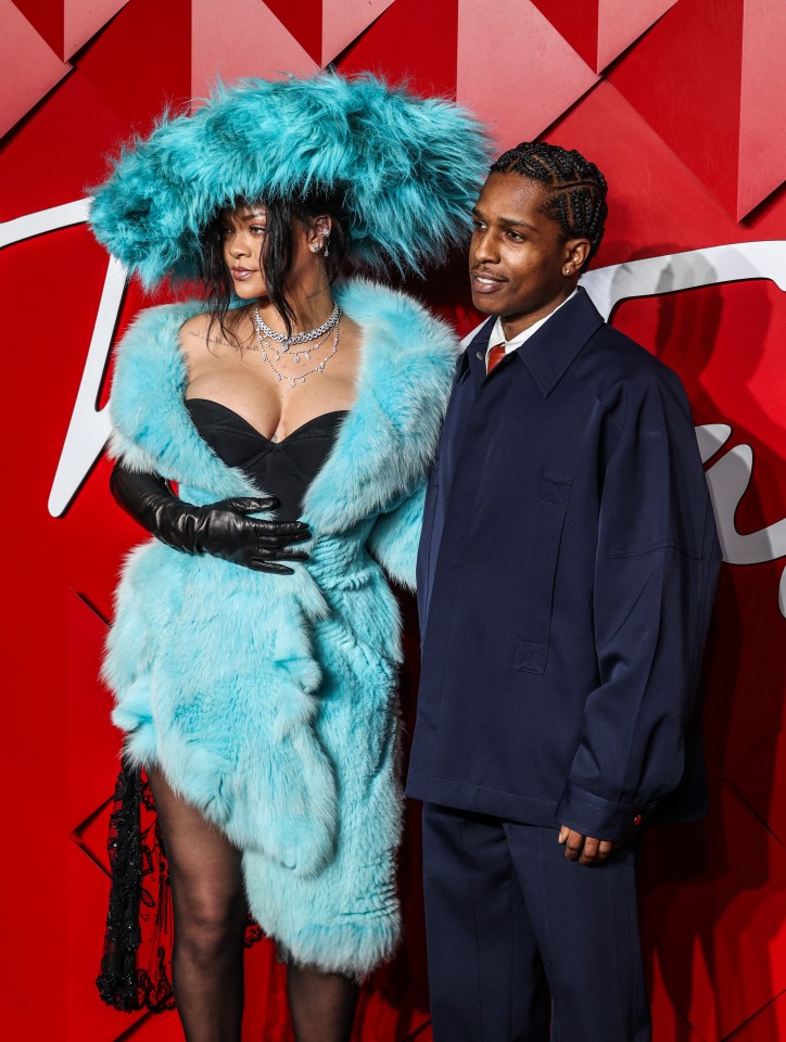 Rihanna apareceu no tapete vermelho ao lado de A$AP Rocky