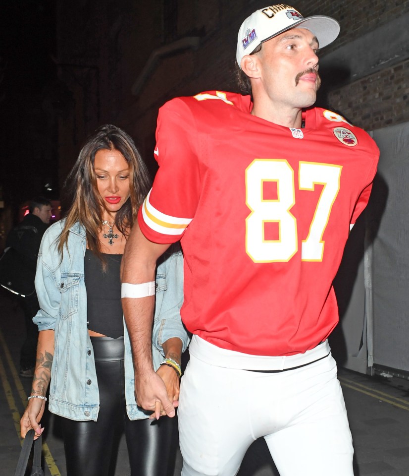 Carroll se vestiu de Travis Kelce para o Halloween