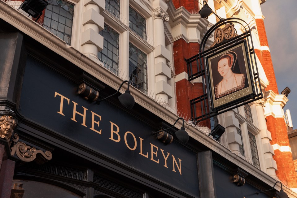 Alguns fãs ainda gostam de visitar a The Boleyn Tavern nos dias de jogos