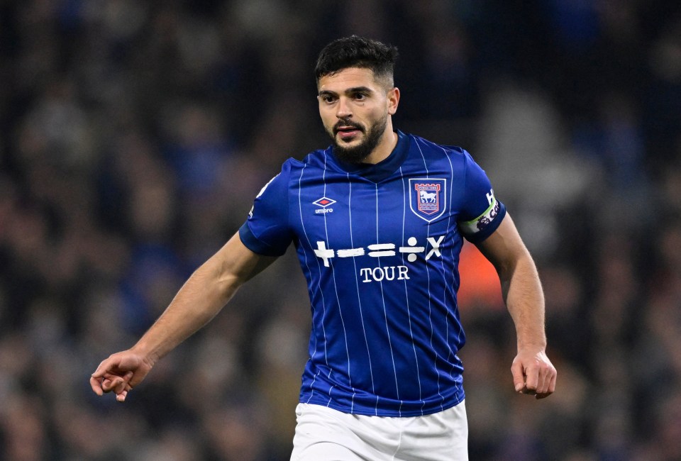 Enquanto isso, Sam Morsy, de Ipswich Town, recusou-se a usá-lo