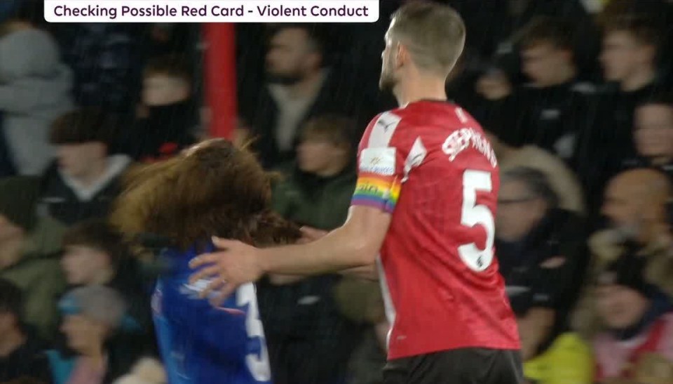 Cucurella teve o cabelo puxado por Jack Stephens na vitória do Chelsea por 5 a 1 sobre o Southampton