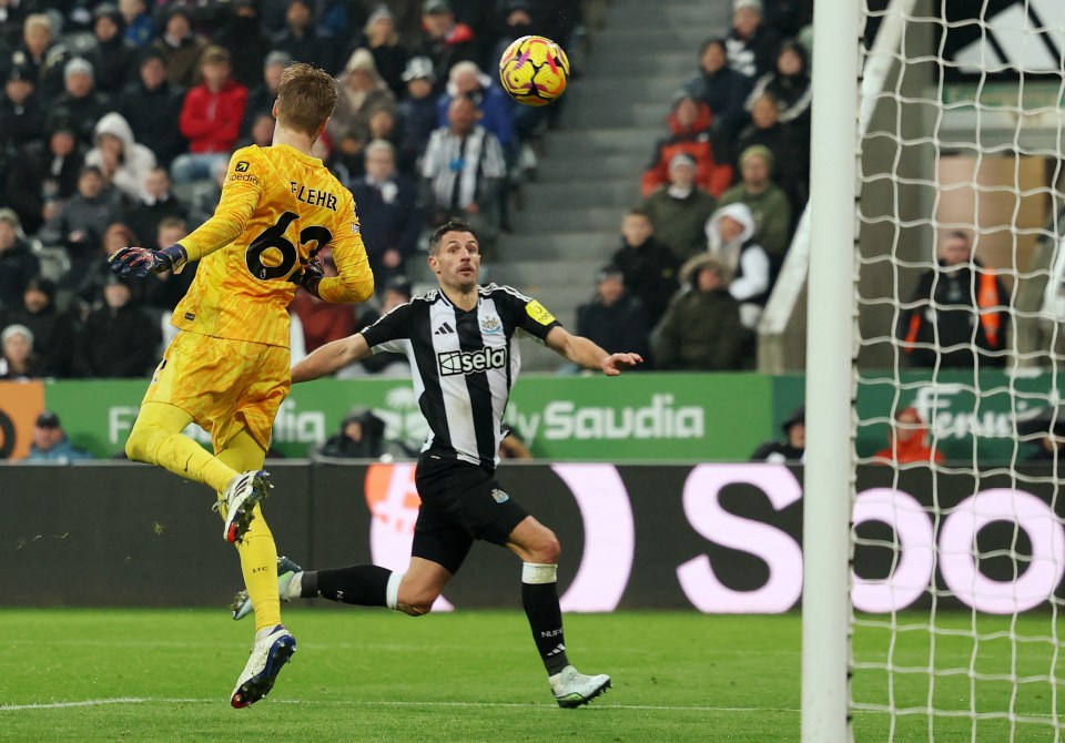 Schar puniu um erro de Kelleher ao apertar a bola para o gol