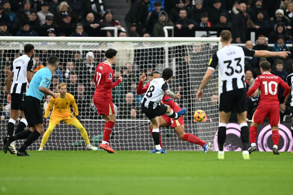 Sandro Tonali viu seu chute inicial ser defendido pelo goleiro dos Reds, Caoimhin Kelleher