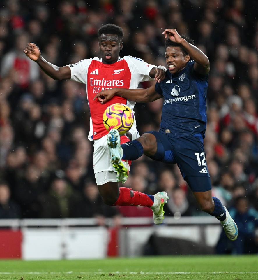 Saka ajudou o Arsenal a derrotar o Manchester United