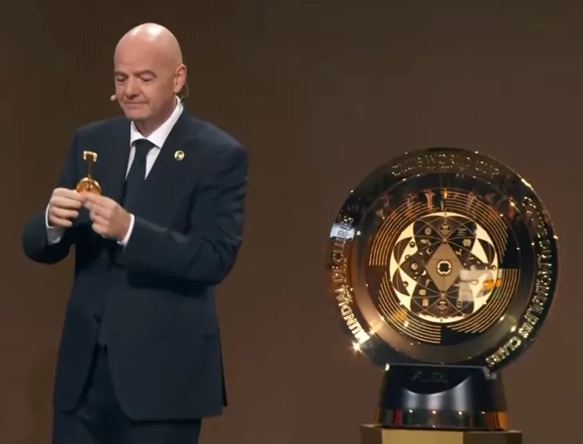 O presidente da FIFA, Gianni Infantino, foi o homem a quem foi confiada a chave