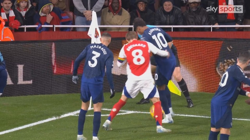 Marcus Rashford deu um escanteio tentando lançar a bola para chutar