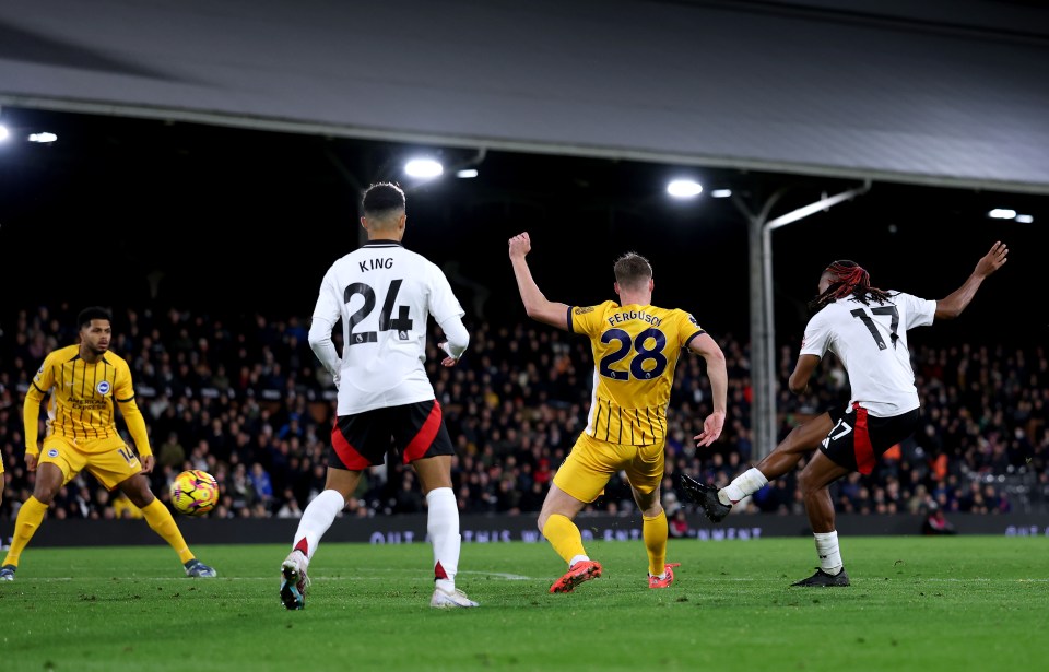 Iwobi encerrou a noite com um chute estonteante no canto inferior