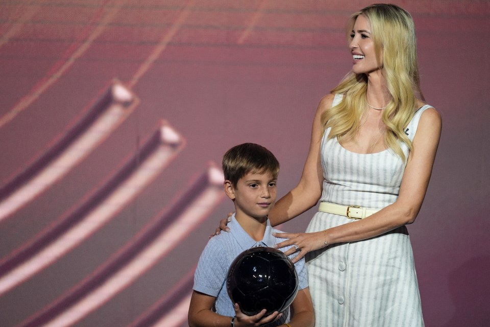 A filha de Trump, Ivanka, estava no sorteio, e seu filho Theo ajudou a escolher o primeiro time